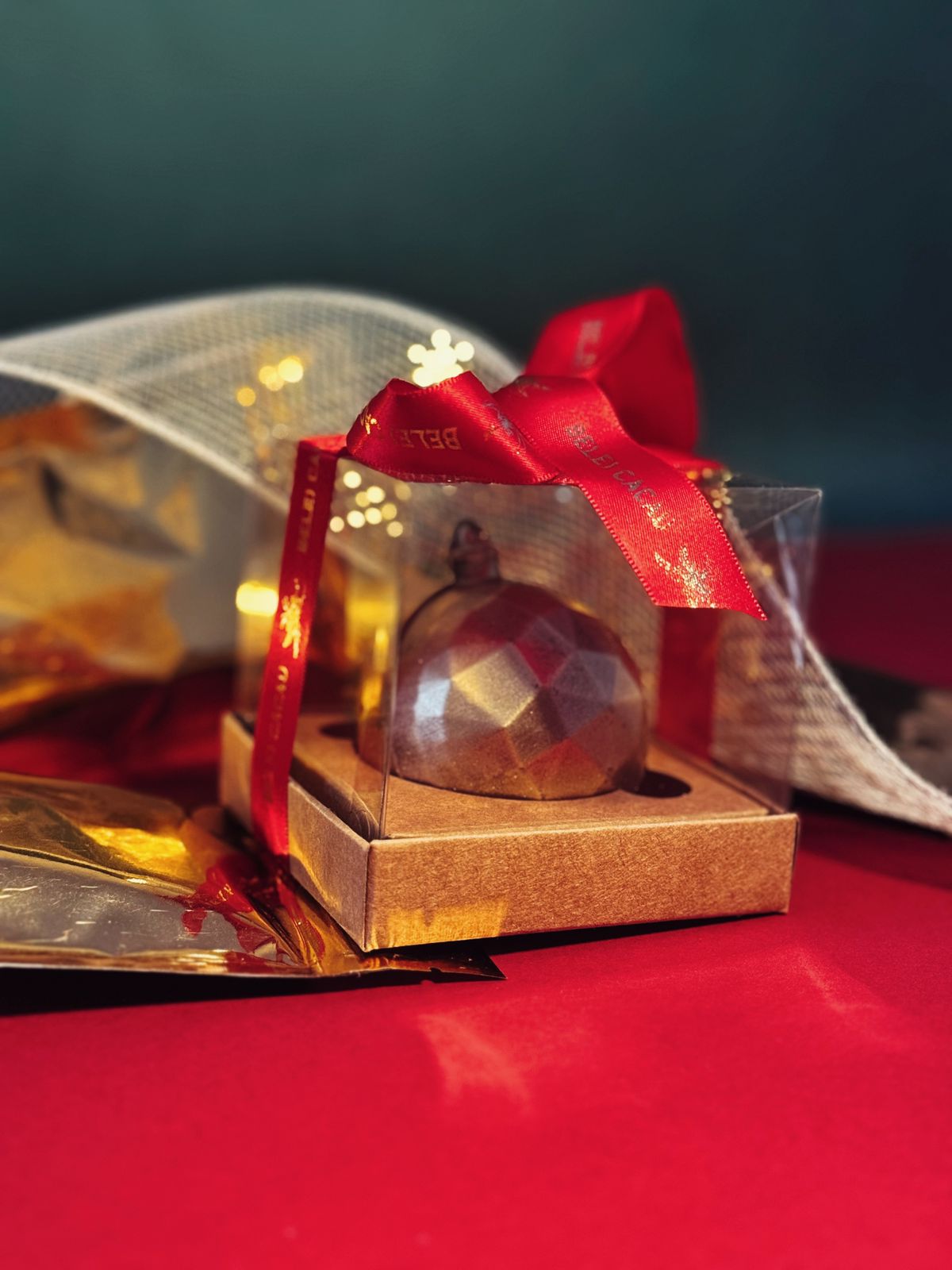 Bola de Natal Dourada – Chocolate 38% Cacau ao Leite - Imagem 2